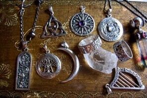 Talismans jeung amulets pikeun alus tuah jeung well-mahluk di kulawarga