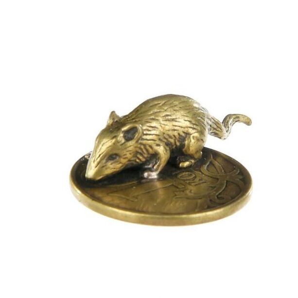 Amulet tina beurit dompet kalayan koin pikeun alus tuah dina urusan duit